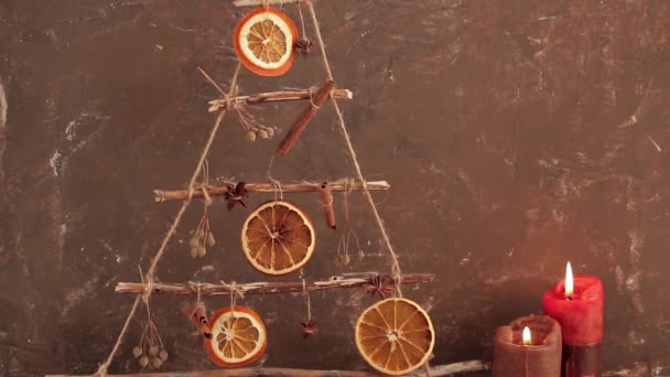 Original Árbol Navidad Hecho Mano Con Naranjas Secas Sobre Fondo — Vídeos de Stock