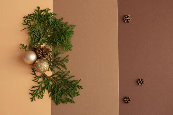 Weihnachtskomposition auf braunem Hintergrund, Fichte, Weihnachtskugeln, Kopierraum — Stockfoto
