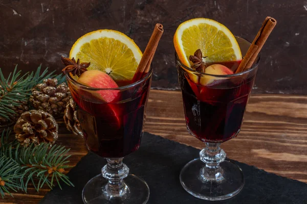 Deux verres de vin chaud chaud chaud, l'atmosphère de Noël et du Nouvel An — Photo