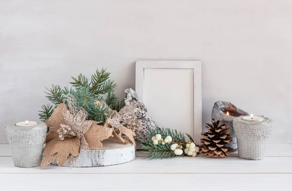 Weihnachtsdekoration, Rahmen-Attrappe auf weißem Tisch, Kopierraum — Stockfoto