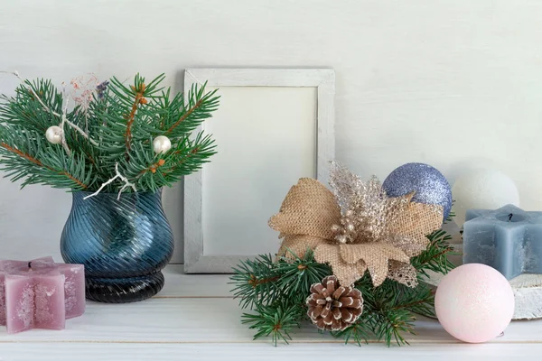 Weihnachtsdekoration, Rahmen-Attrappe, Tannenstrauß auf weißem Tisch, Kopierraum — Stockfoto