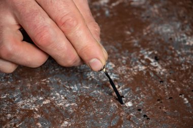 Ahşap bir zeminde kendi ellerinle sıradışı bir fotoğraf arkaplanı oluşturuyorsun.