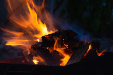 Geceleyin ızgarada yangın, yakın plan, ateş...