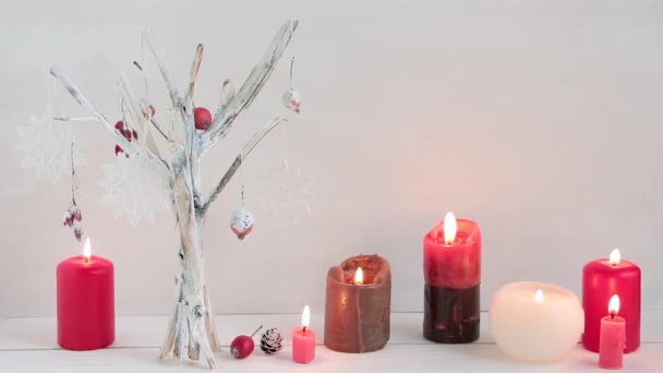 Πρωτότυπο χειροποίητο χριστουγεννιάτικο δέντρο με νιφάδες χιονιού και μούρα, λευκό φόντο — Αρχείο Βίντεο