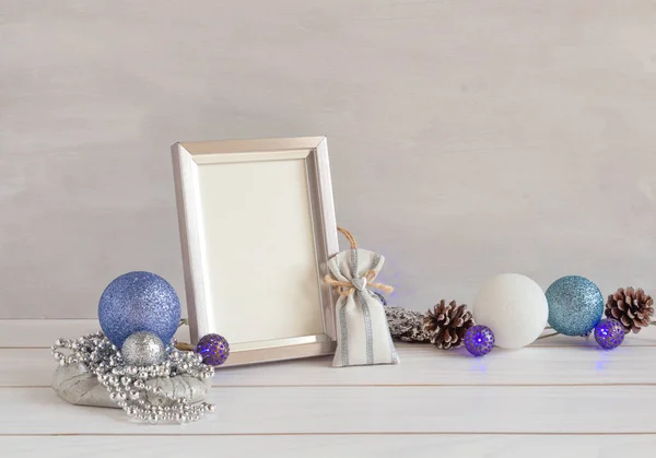 Dekoracja świąteczna, makieta ramowa, niebieska girlanda na białym stole, przestrzeń do kopiowania — Zdjęcie stockowe