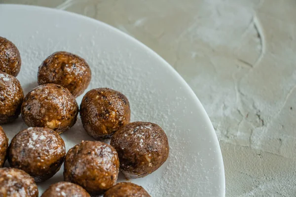 Trufas con cacao, coco, sésamo, delicioso postre sobre un fondo de hormigón — Foto de Stock