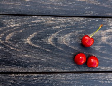 Siyah arka planda olgun kirazlar, tarif yeri, fotokopi alanı. Yüksek kalite fotoğraf