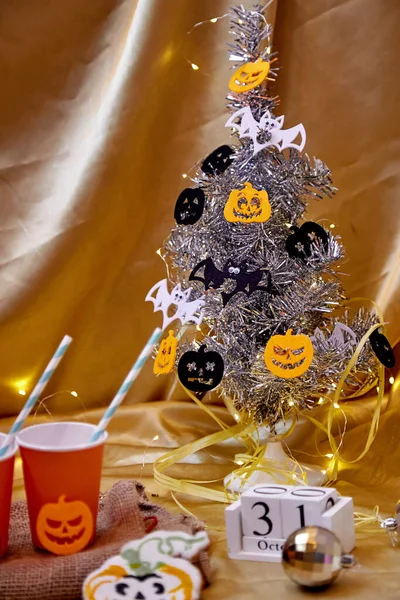 Kreativa Halloween träd med festliga pumpor bland fira atmosfär. Halloween semester med festlig pumpa kopp, hemmagjorda cookies, fest dekoration kartong koppar, med kalender. — Stockfoto