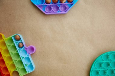 Fındıklı oyuncağı at. Motor becerileri geliştirmek için oyunlar icat etti. Gökkuşağı duyusal kıpırdaması it onu. Yüksek kaliteli fotoğrafı kapat