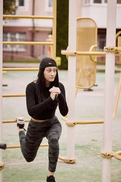 Молодая Женщина Оборудованием Делает Упражнения Улице Тренировки Улице Понятие Здорового — стоковое фото
