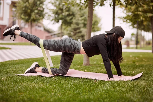 Hvit Veltrent Kvinne Med Utstyr Som Strekker Seg Gresset Utendørstrening – stockfoto