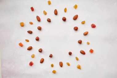 Yıldız şeklinde yaratıcı yiyecekler, fındık, badem, şekerli meyve ve kuru üzüm. Vegan doğal antioksidan yiyecekler, sağlıklı beslenme konsepti. Boşluğu kopyala.