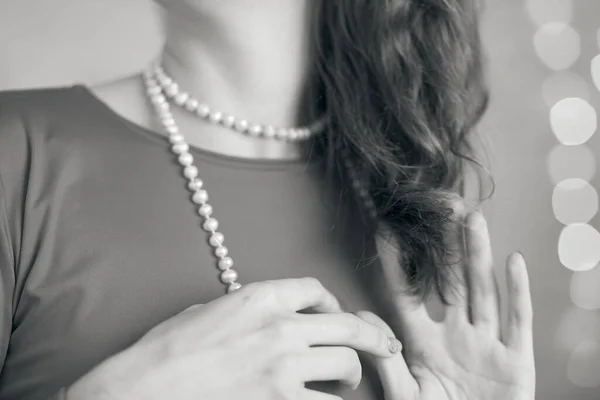 Eleganta Kvinnliga Smycken Vita Pärlor Kvinnan Bokeh Bakgrund Närbild Julklapp — Stockfoto
