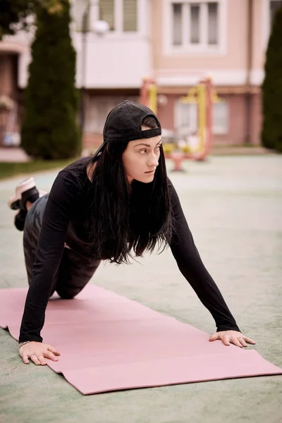Hvid Smuk Kvinde Gør Motion Udenfor Stå Planke Udendørs Træning - Stock-foto