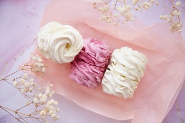 Kadınsı arkaplan, pembe ve beyaz marşmelov, yakın plan çingene süslemesi. Sıcak kış hafta sonları. Ev yapımı tatlılar. Üst Manzara. Uzayı kopyala Yüksek kalite fotoğraf