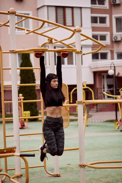 Hvid Kvinde Med Udstyr Der Strækker Sig Udenfor Udendørs Træning - Stock-foto
