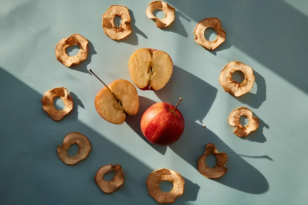Сушеные Нарезанные Яблочные Чипсы Свежие Яблоки Здоровые Альтернативные Закуски Модных — стоковое фото