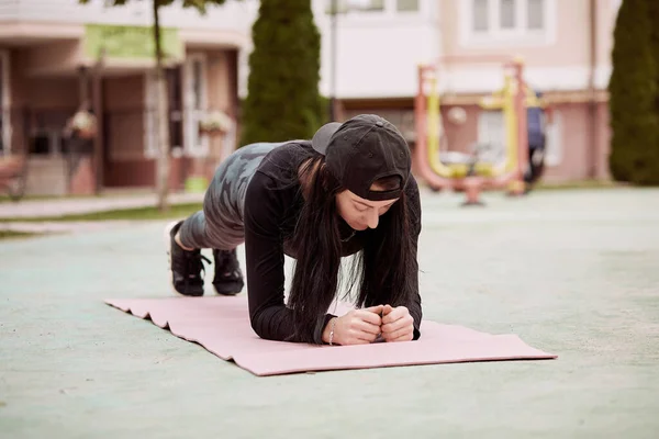 Молодая Женщина Занимается Спортом Улице Стоит Доске Тренировки Улице Понятие — стоковое фото