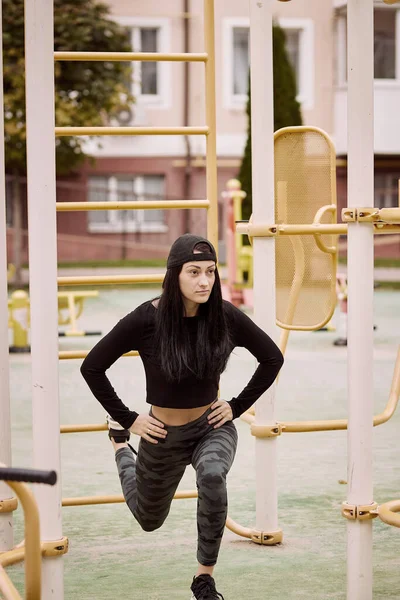 Ung Pasform Kvinde Gør Motion Udenfor Udendørs Træning Sund Livsstil - Stock-foto