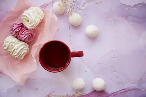 Zartes Rosa Und Weißes Eibisch Mit Dekoration Und Tasse Tee — Stockfoto