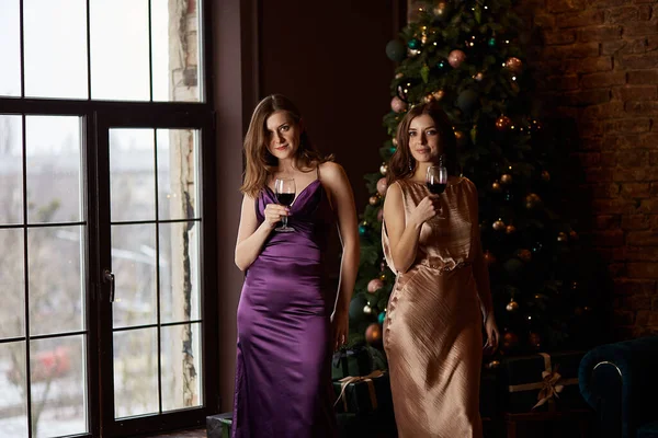 Mulheres Caucasianas Bonitas Felizes Com Copos Vinho Perto Árvore Natal — Fotografia de Stock