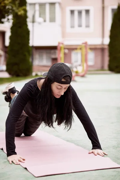 Ung Slank Kvinde Gør Skubbe Motion Udenfor Udendørs Træning Sund - Stock-foto