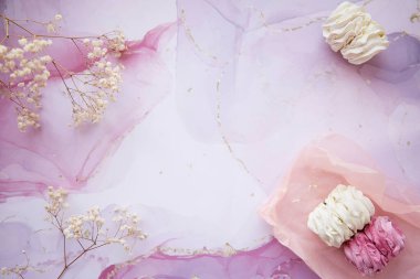 Çigila süslemeli yumuşak pembe ve beyaz marşmelov. Kadınsı kart konsepti. Sıcak kış hafta sonları. Ev yapımı tatlılar. Üst Manzara. Yüksek kalite fotoğraf