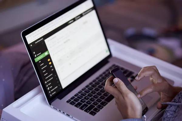 Adam bilgisayarını ve telefonunu iş ve iş için evde kullanıyor. Okuma, serbest çalışma, online alışveriş, uzaktan çalışma, Webinar konsepti. Memleketten müşterilerle çalış. Kromakey boşluğunu kopyala. Yüksek kalite 