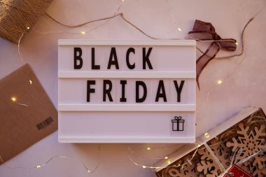 Kara Cuma yazılı pano ve süslemeler. İnternetten alışveriş konsepti. Noel için hediyeler alıyorum. İyi alışverişler. Rahat bir ev. Noel hazırlıkları. Süper manzara. Yüksek kalite fotoğraf