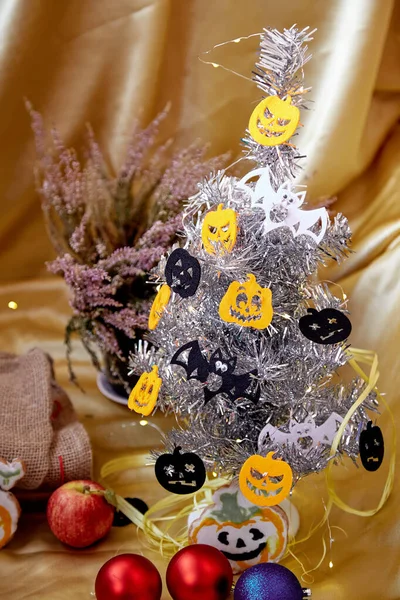 Kreativa Halloween Träd Med Festliga Pumpor Firar Atmosfären Halloween Semester — Stockfoto