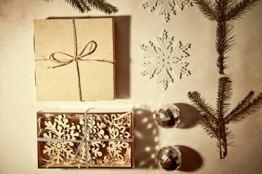 Şimdiki kutulu, el işi dekorasyonlu, köknar ağacı ve gölgeli eski tarz bir kart. Modern DIY tarzı. Mutlu Noeller, kapatıyoruz.