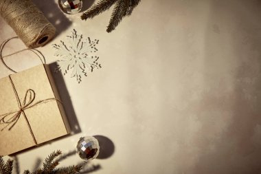 El yapımı Noel hediyesi. El işi dekorasyonu, ip, köknar ağacı dalları, hediye kutusu ve gölgeli modaya uygun süslemeleri olan antika bir kart. Mutlu Noeller. Vignetting, alanı kopyala