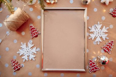Ev yapımı zencefilli kurabiye ve çerçeveli Noel kurabiyesi. Ev yapımı kurabiye ve köknar ağacı. Bayramlık estetik modeller. Noel atmosferi. Mutlu Noeller ve ev konforu. Yüksek kalite fotoğraf