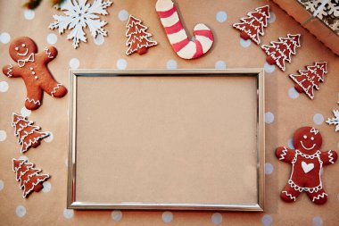 Çerçeveli ev yapımı zencefilli kurabiye. Ev yapımı kurabiye. Bayramlık estetik kart. Noel atmosferi. Mutlu Noeller ve ev konforu. Yüksek kalite fotoğraf