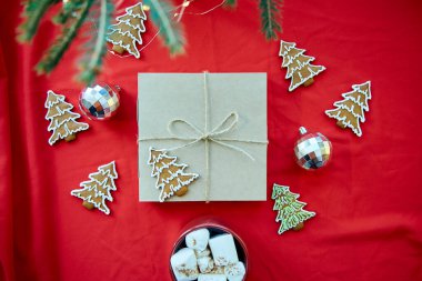 Hediye kutulu şölen kartı, el işi süsleme, disko topları, noel ağacı kurabiyeleri ve şekerli sıcak içecek. Kırmızı kumaş konusunda iyi tatiller. Mutlu Noeller..