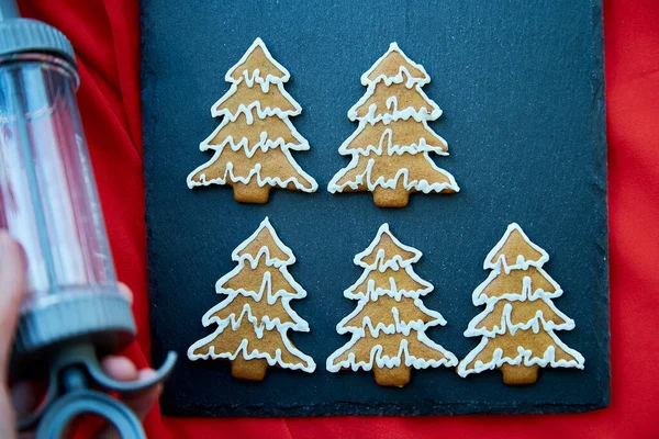Χριστουγεννιάτικα Σπιτικά Μπισκότα Μελόψωμο Σπιτικό Φόντο Ψησίματος Εγχυτήρα Κρέμας Εορταστική — Φωτογραφία Αρχείου
