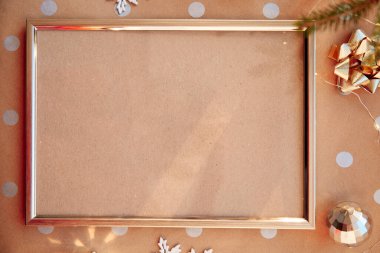 Temel klasik şablona göre Noel modeli çerçevesi. Şenlikli estetik dekorasyonlar. Gümüş çerçeve oluşturur. Noel atmosferi. Mutlu Noeller ve ev konforu. Yüksek kalite fotoğraf