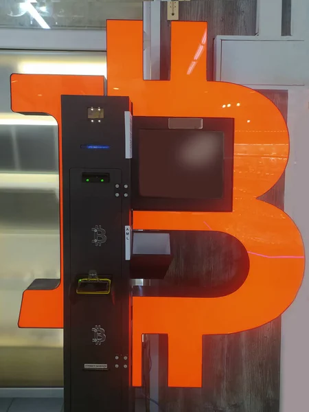 Alışveriş merkezinde Bitcoin ATM cihazı var. Kripto para satmak ve satın almak için yeni bir teknoloji. Yüksek kalite fotoğraf
