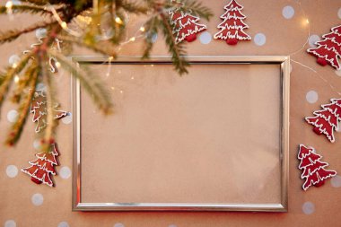 Ev yapımı zencefilli kurabiye ve çerçeveli Noel kurabiyesi. Ev yapımı kurabiye ve köknar ağacı. Bayramlık estetik modeller. Noel atmosferi. Mutlu Noeller ve ev konforu. Yüksek kalite fotoğraf