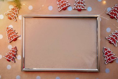 Ev yapımı zencefilli kurabiye ve çerçeveli Noel kurabiyesi. Ev yapımı kurabiye ve köknar ağacı. Bayramlık estetik modeller. Noel atmosferi. Mutlu Noeller ve ev konforu. Yüksek kalite fotoğraf