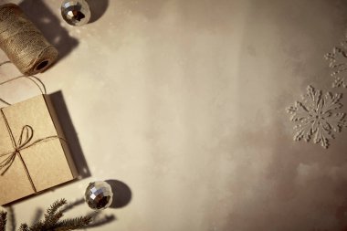 El yapımı Noel hediyesi. El işi dekorasyonu, ip, köknar ağacı dalları, hediye kutusu ve gölgeli modaya uygun süslemeleri olan antika bir kart. Mutlu Noeller. Vignetting, alanı kopyala.