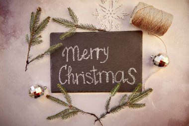 El yapımı Noel hediyesi ve süslemeler. Mutlu Noeller, güzel manzara. Eskici dekorasyonu, ipliği, köknar ağacının dalları, hediye kutusu ve gölgeli moda süslemeleri olan antika bir kart.