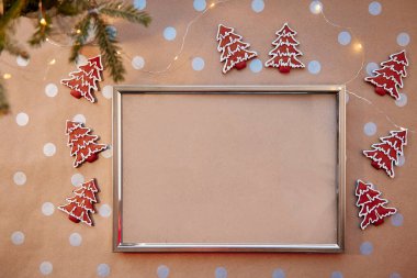 Ev yapımı zencefilli kurabiye ve çerçeveli Noel kurabiyesi. Ev yapımı kurabiye ve köknar ağacı. Bayramlık estetik modeller. Noel atmosferi. Mutlu Noeller ve ev konforu. Yüksek kalite fotoğraf