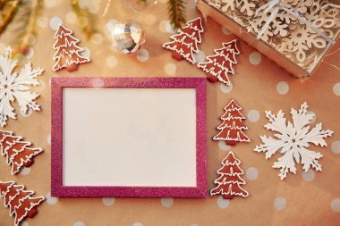Pembe çerçeveli ev yapımı zencefilli kurabiye. Ev yapımı kurabiyeler. Bayramlık estetik kart. Noel atmosferi. Mutlu Noeller ve ev konforu. Yüksek kalite fotoğraf