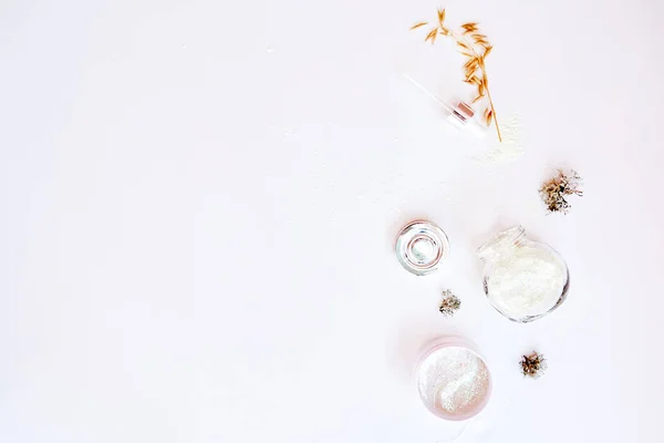 Beyaz arka planda dermatoloji kozmetiği. Moda makyaj malzemeleri seti. Aljinat maskesi, serum damlası ve yamalar. Doğal orman yosunu ve yulaf. Hyaluronik ve nemlendirici ürünler. Boşluğu kopyala