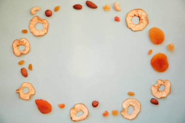 Bir sürü sağlıklı atıştırmalık kuru meyve. Düzgün beslenme, sağlıklı gıda konsepti. Kuru meyve dilimleri, kurutulmuş kayısı, badem, kaju, kuru üzüm. Tasarım şablonu. Boşluğu kopyala