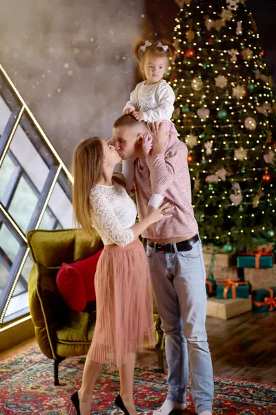 Lycklig Familj Tillsammans Mysig Heminredning Nära Festlig Julgran Ärligt Talat — Stockfoto