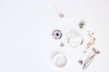 Dermatoloji kozmetik ürünleri noel ağacı şeklinde. Moda yüz bakımı kozmetik seti. Aljinat maske, masaj aleti, yamalar ve serum damlası. Doğal orman yosunu ve yulaf. Hyaluronik ve nemlendirici ürünler