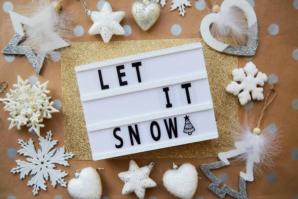 Niech Śnieg Tekst Ozdobami Świątecznymi Ozdoby Świąteczne Kropki Podstawowego Beżu — Zdjęcie stockowe