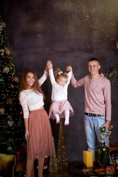Junge Glückliche Familie Mit Kleinem Mädchen Gemütlichen Heim Interieur Mit — Stockfoto